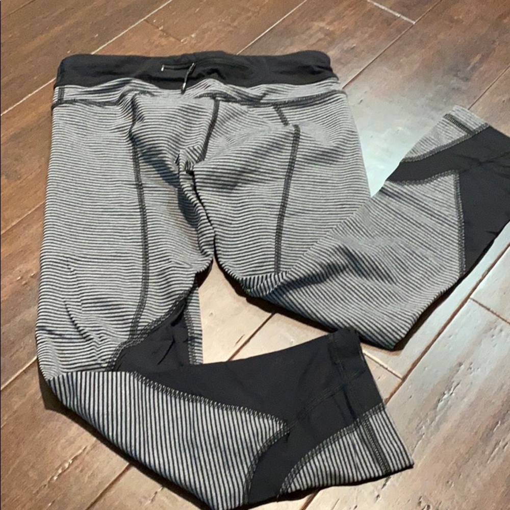 LULU LEMON CROPPED EXERCISE LEGGINGS